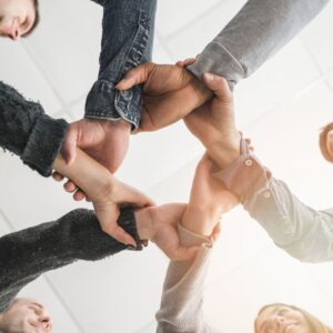 Contact concepto de comunidad con manos de personas (1)