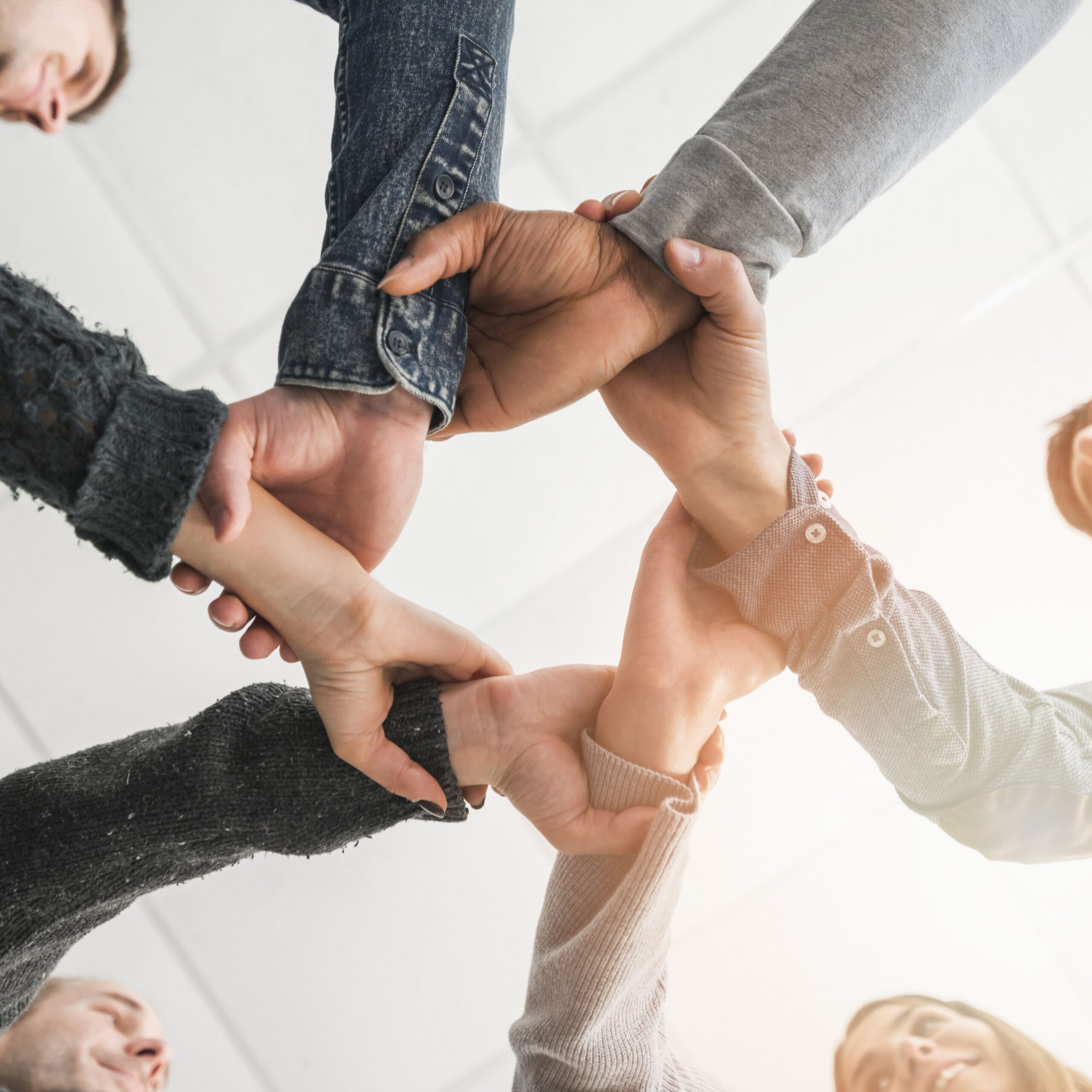 concepto de comunidad con manos de personas (1)